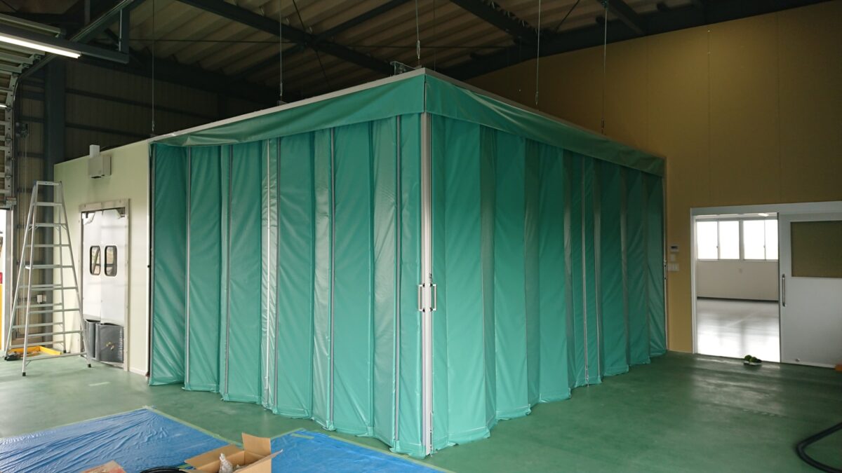 断熱ジャバラカーテン(横引式)